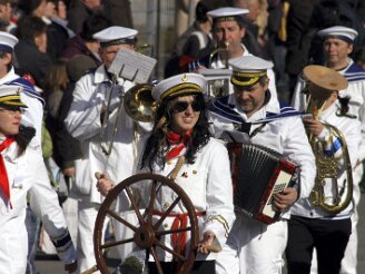 sonntag-umzug060311-730 Rund 25 000 Zuschauer sahen am Sonntag bei sonnigem Wetter einen farbigenfreudigen Faschingsumzug durch Neustadt, der von 86 Gruppen gestaltet wurde. Aufs Korn...