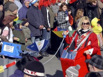 sonntag-umzug060311-732 Die Showtanzgruppe Magic tankt anders. Rund 25 000 Zuschauer sahen am Sonntag bei sonnigem Wetter einen farbigenfreudigen Faschingsumzug durch Neustadt, der von...