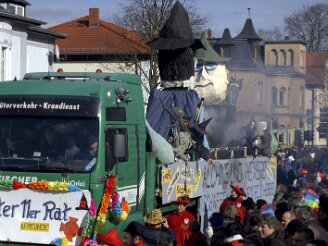 sonntag-umzug060311-736 Der Duhlendorfer Alte 11er Rat. Rund 25 000 Zuschauer sahen am Sonntag bei sonnigem Wetter einen farbigenfreudigen Faschingsumzug durch Neustadt, der von 86...