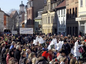 sonntag-umzug060311-737 Rund 25 000 Zuschauer sahen am Sonntag bei sonnigem Wetter einen farbigenfreudigen Faschingsumzug durch Neustadt, der von 86 Gruppen gestaltet wurde. Aufs Korn...