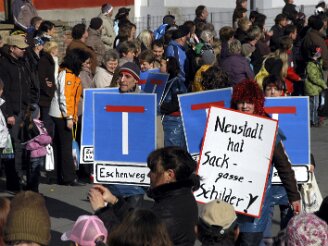 sonntag-umzug060311-739 Die Showtanzgruppe Melange kritisiert die vielen Baustellen in Neustadt. Rund 25 000 Zuschauer sahen am Sonntag bei sonnigem Wetter einen farbigenfreudigen...