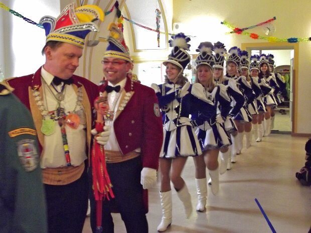 Der närrische Rat und seine Garden besucht die Schloss-Schule