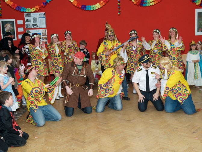 Der närrische Rat und seine Garden besucht die Schillerschule