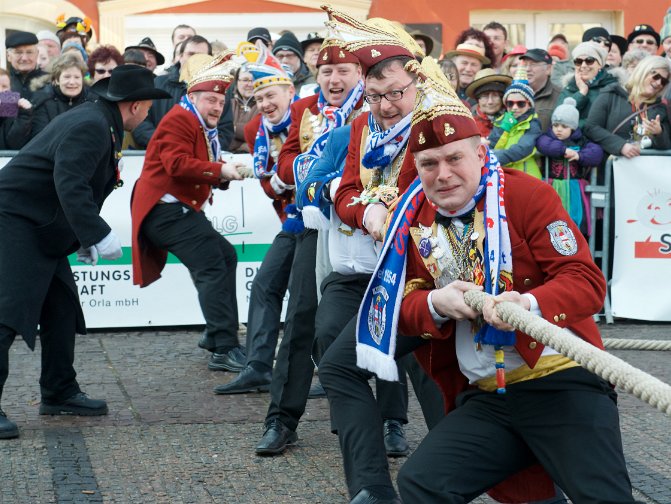 37. Närrisches Tauziehen (ge)wichtiger Leute auf dem Neustädter Marktplatz Galerie2