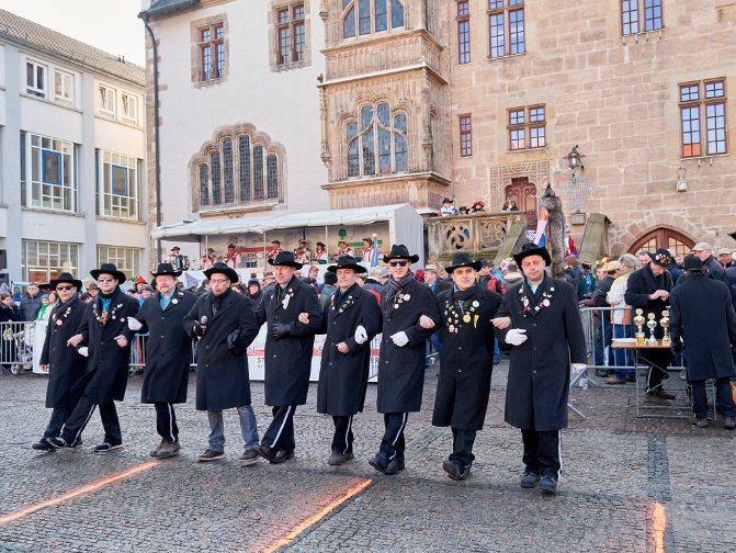 37. Närrisches Tauziehen (ge)wichtiger Leute auf dem Neustädter Marktplatz Galerie1