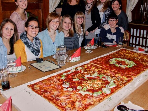 funkengarde261214-Pizza-essen-geschenk-alter-elferrat