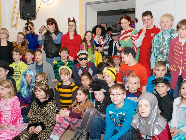 Der närrische Rat und seine Garden besucht die Schloss-Schule