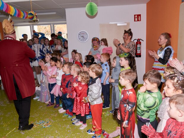 Der närrische Rat und seine Garden zu Besuch in der Kindertagesstätte Gänseblümchen Centbaumweg