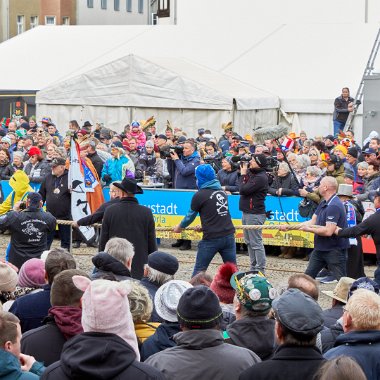 montag-tauziehen-202023-187 43. Närrisches Tauziehen auf dem Neustädter Marktplatz