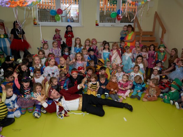 Der närrische Rat und seine Garden zu Besuch in der Kindertagesstätte Kleine Strolche Rosenweg