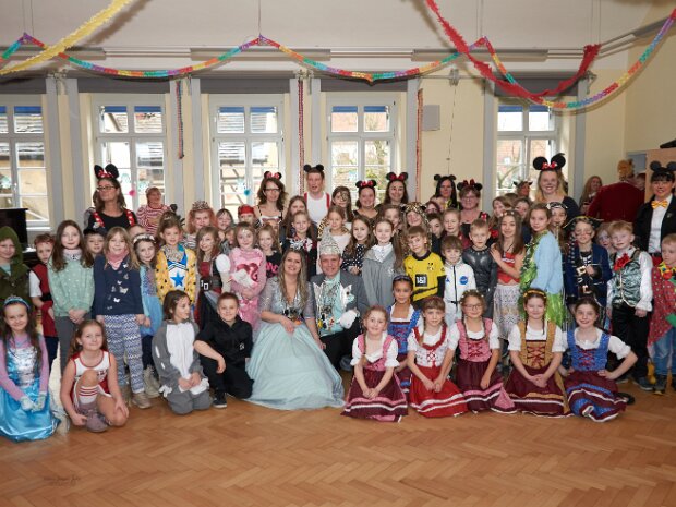 Der närrische Rat und seine Garden besuchen die Schillerschule