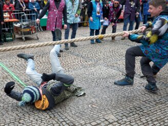 montag-tauziehen-120224-230