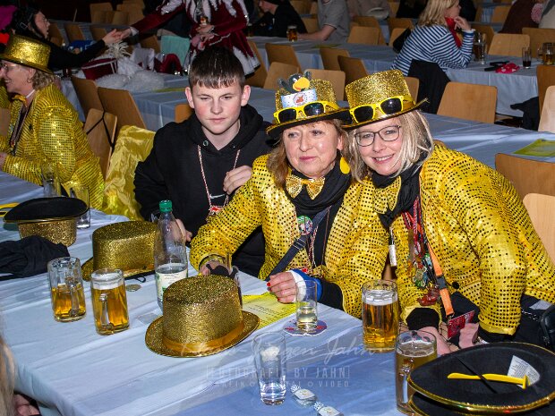 Närrische Ausgelassenheit am Sonntag den 11.02.2024 in der Sport- und Festhalle